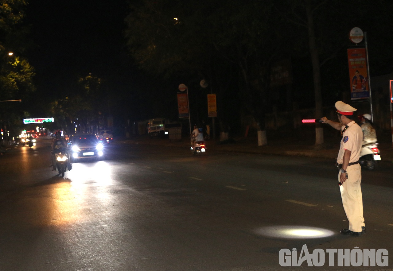 Theo chân tổ công tác do Đại úy An Văn Thùy, Tổ trưởng tổ chuyên đề đặc biệt xử lý nồng độ cồn, thực hiện nhiệm vụ kiểm soát nồng độ cồn trên tuyến đường Phan Chu Trinh và các tuyến đường chính, tập trung nhiều nhà hàng, quán nhậu.