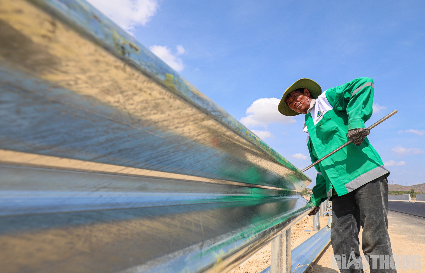 Dưới c&aacute;i nắng như thi&ecirc;u đốt, c&aacute;c tốp c&ocirc;ng nh&acirc;n vẫn miệt m&agrave;i thi c&ocirc;ng lắp đặt hộ lan tr&ecirc;n tuyến ch&iacute;nh cao tốc Phan Thiết - Dầu Gi&acirc;y