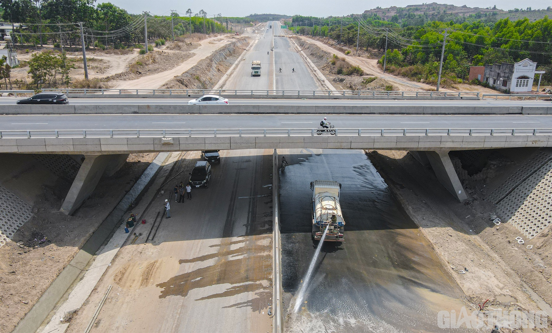 Với những nỗ lực khắc phục kh&oacute; khăn, vượt qua địa h&igrave;nh hiểm trở, từ th&aacute;ng 10/2021 - 10/2022, C&ocirc;ng ty Trung Ch&iacute;nh đ&atilde; ho&agrave;n th&agrave;nh g&aacute;c 140 phiến dầm Super-T v&agrave; gần 50 phiến dầm c&aacute;c loại kh&aacute;c, tiến độ thi c&ocirc;ng c&aacute;c c&ocirc;ng tr&igrave;nh cầu tại g&oacute;i thầu được đảm bảo kể cả trong thời gian ảnh hưởng bởi dịch bệnh, &ldquo;b&atilde;o gi&aacute;&rdquo; vật liệu