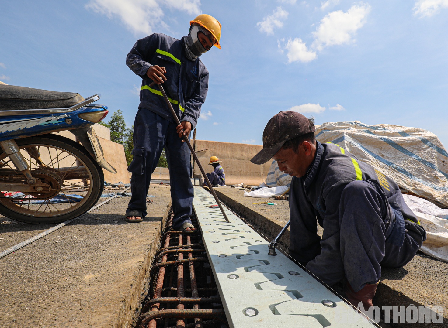 Theo &ocirc;ng Trần Ho&agrave;ng Anh, Gi&aacute;m đốc dự &aacute;n thuộc C&ocirc;ng ty Trung Ch&iacute;nh, hiện tại, sản lượng thi c&ocirc;ng của đơn vị đ&atilde; đạt khoảng 96% gi&aacute; trị hợp đồng. Trong ảnh: C&ocirc;ng nh&acirc;n nh&agrave; thầu Trung Ch&iacute;nh thi c&ocirc;ng khe co gi&atilde;n cầu ch&iacute;nh tuyến cao tốc Phan Thiết - Dầu Gi&acirc;y