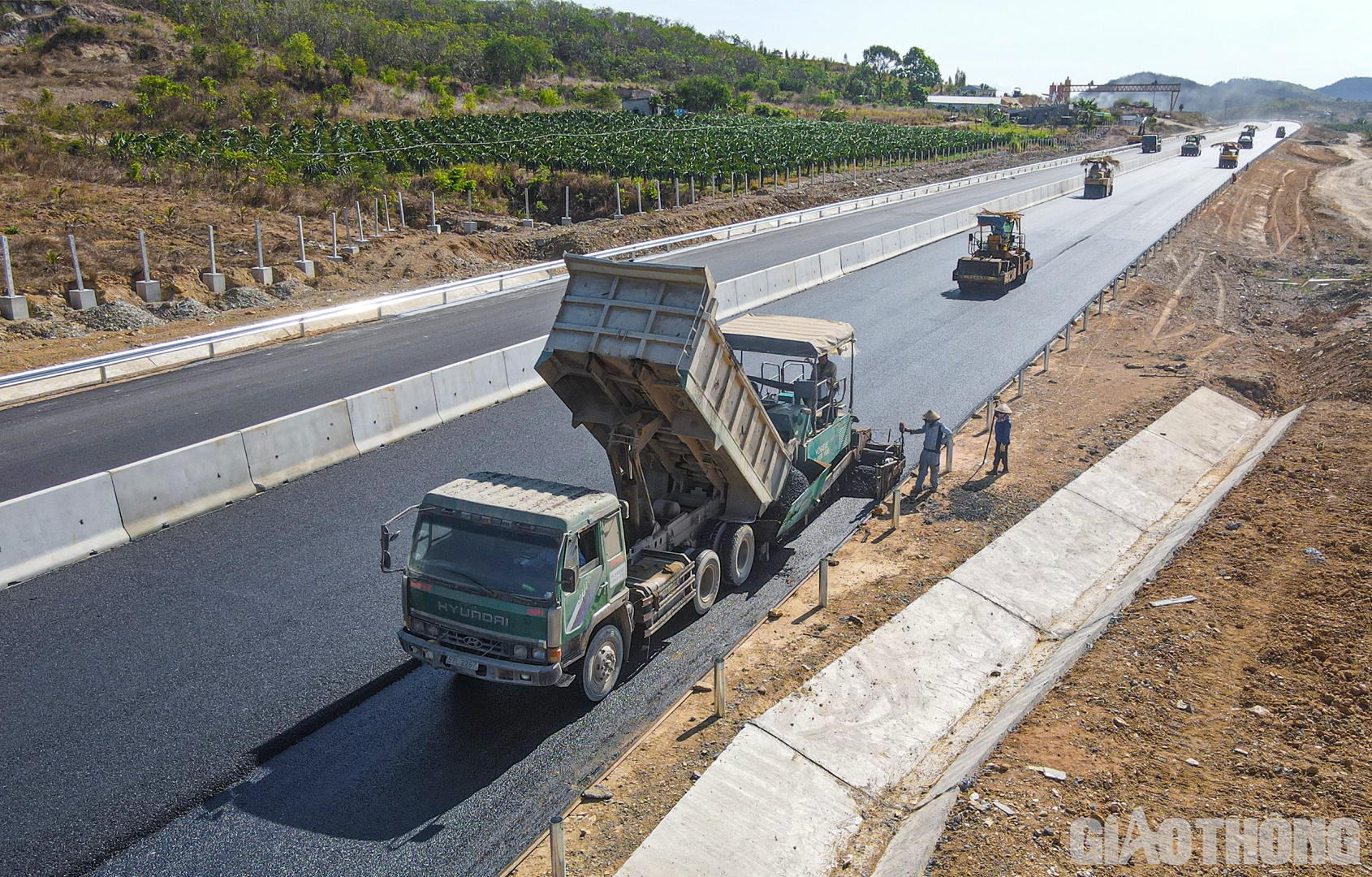 Để tăng tốc tiến độ g&oacute;i thầu, nhiều ng&agrave;y qua, C&ocirc;ng ty Li&ecirc;n hợp X&acirc;y dựng Vạn Cường đ&atilde; tập trung nhiều tổ đội thi c&ocirc;ng khe co gi&atilde;n, đắp đường đầu cầu vượt ng&agrave;ng, ho&agrave;n thiện triển khai tứ n&oacute;n,... Số lượng nh&acirc;n lực được huy động khoảng 100 người, thời gian thi c&ocirc;ng cao điểm đến 20 - 21 giờ tối. Trong ảnh: Li&ecirc;n danh nh&agrave; thầu Cienco8 - Vạn Cường thi c&ocirc;ng đồng loạt nhiều hạng mục tại g&oacute;i thầu 1-XL