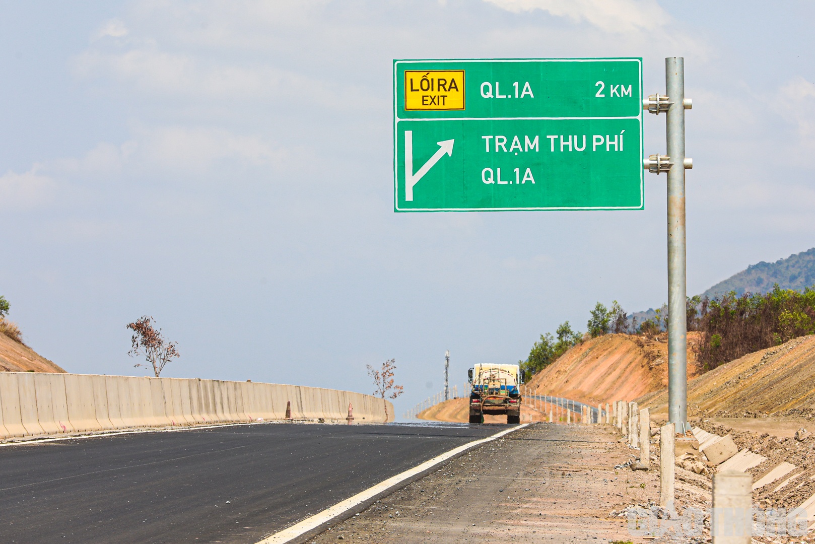 Hệ thống biển b&aacute;o tr&ecirc;n tuyến ch&iacute;nh cao tốc Phan Thiết - Dầu Gi&acirc;y đang được c&aacute;c đơn vị thi c&ocirc;ng cấp tập triển khai, phục vụ đưa dự &aacute;n v&agrave;o khai th&aacute;c