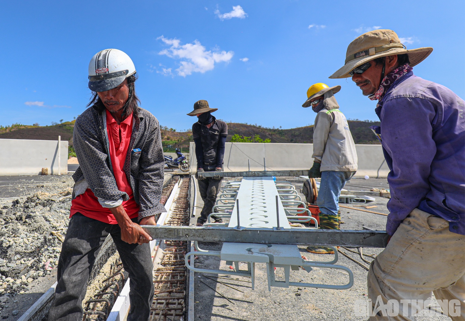 Thi c&ocirc;ng 12 cầu từ Km1 - Km16 tại g&oacute;i thầu 1-XL cao tốc Phan Thiết - Dầu Gi&acirc;y (7 cầu tr&ecirc;n tuyến ch&iacute;nh v&agrave; 5 cầu vượt), sau hơn 2 năm triển khai, C&ocirc;ng ty Li&ecirc;n hợp x&acirc;y dựng Vạn Cường đ&atilde; cơ bản ho&agrave;n th&agrave;nh c&aacute;c cầu tr&ecirc;n tuyến ch&iacute;nh