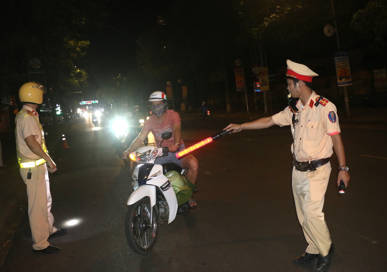 Cũng theo Đại úy Thùy, trong quá trình tuần tra, xử lý vi phạm, lực lượng CSGT gặp rất nhiều trường hợp người điều khiển phương tiện vi phạm nồng độ cồn khi bị kiểm tra không hợp tác, trốn tránh việc kiểm tra, không thổi vào máy đo nồng độ cồn. Nhiều trường hợp sử dụng rượu bia rồi, không kiềm chế được hành vi, lời nói nên chửi bới, có lời nói không chuẩn mực với lực lượng CSGT. Ngoài ra, có trường hợp biết mình đã sử dụng rượu bia, khi bị CSGT đo nồng độ cồn đã bỏ chạy. Tuy nhiên, bằng các biện pháp nghiệp vụ, các trường hợp trên đều bị lực lượng CSGT kiên quyết xử lý nghiêm.