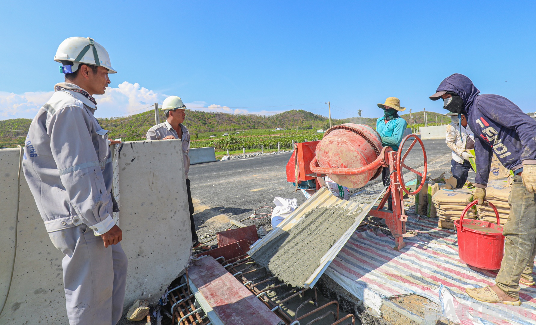Đại diện ban điều h&agrave;nh thuộc C&ocirc;ng ty Li&ecirc;n hợp X&acirc;y dựng Vạn Cường cho biết, nhằm đảm bảo tiến độ về đ&iacute;ch, to&agrave;n bộ 14 khe co gi&atilde;n v&agrave; c&ocirc;ng t&aacute;c x&acirc;y k&egrave; đ&aacute; tứ n&oacute;n tại c&aacute;c cầu tuyến ch&iacute;nh sẽ được nh&agrave; thầu ho&agrave;n th&agrave;nh trước ng&agrave;y 20/4/2023. &ldquo;Đối với 5 cầu vượt ngang, phần mặt cầu đ&atilde; cơ bản ho&agrave;n th&agrave;nh, dự kiến sẽ về đ&iacute;ch trước ng&agrave;y 30/4, đảm bảo người d&acirc;n c&oacute; đường di chuyển sau khi đưa tuyến ch&iacute;nh v&agrave;o khai th&aacute;c&rdquo;, đại diện nh&agrave; thầu Vạn Cường th&ocirc;ng tin