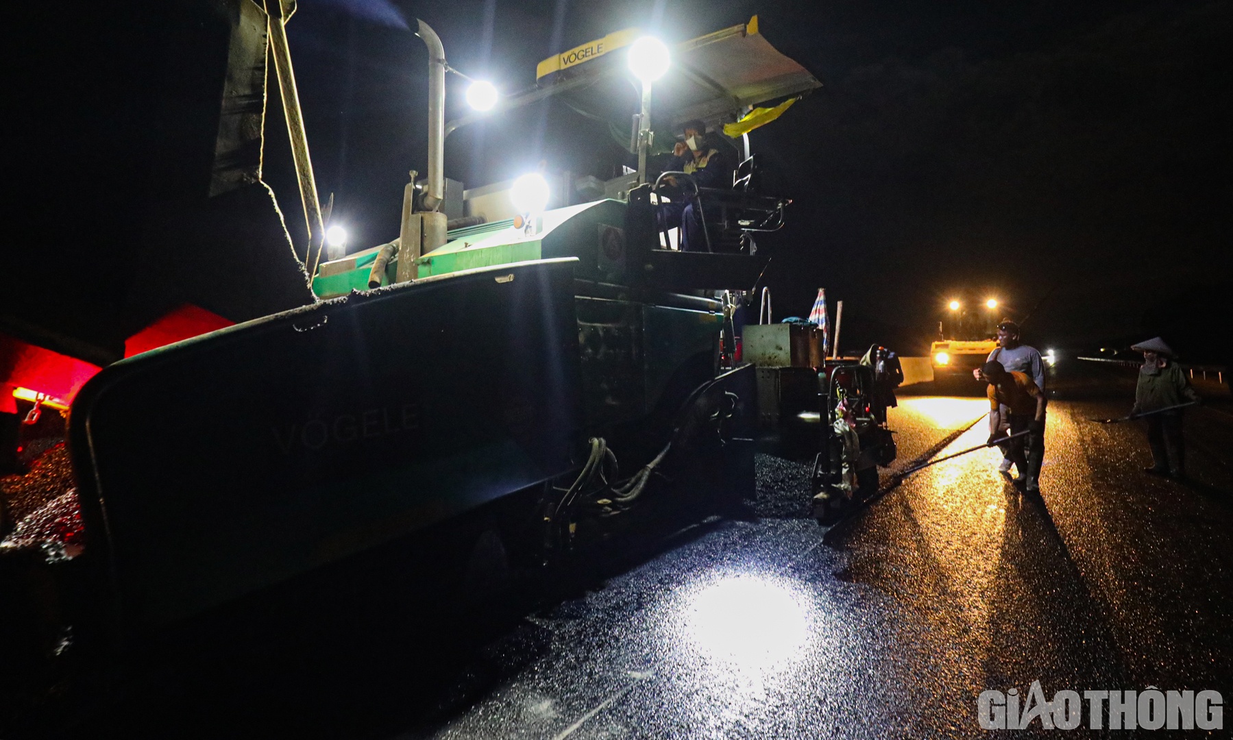 Cụ thể h&oacute;a mục ti&ecirc;u tr&ecirc;n, c&ocirc;ng t&aacute;c thảm b&ecirc; t&ocirc;ng nhựa tạo nh&aacute;m tuyến ch&iacute;nh vẫn đang được Phương Th&agrave;nh Tranconsin thực hiện ng&agrave;y - đ&ecirc;m, thời gian l&agrave;m việc của c&aacute;c mũi thi c&ocirc;ng c&oacute; thời điểm k&eacute;o d&agrave;i đến hơn 21h