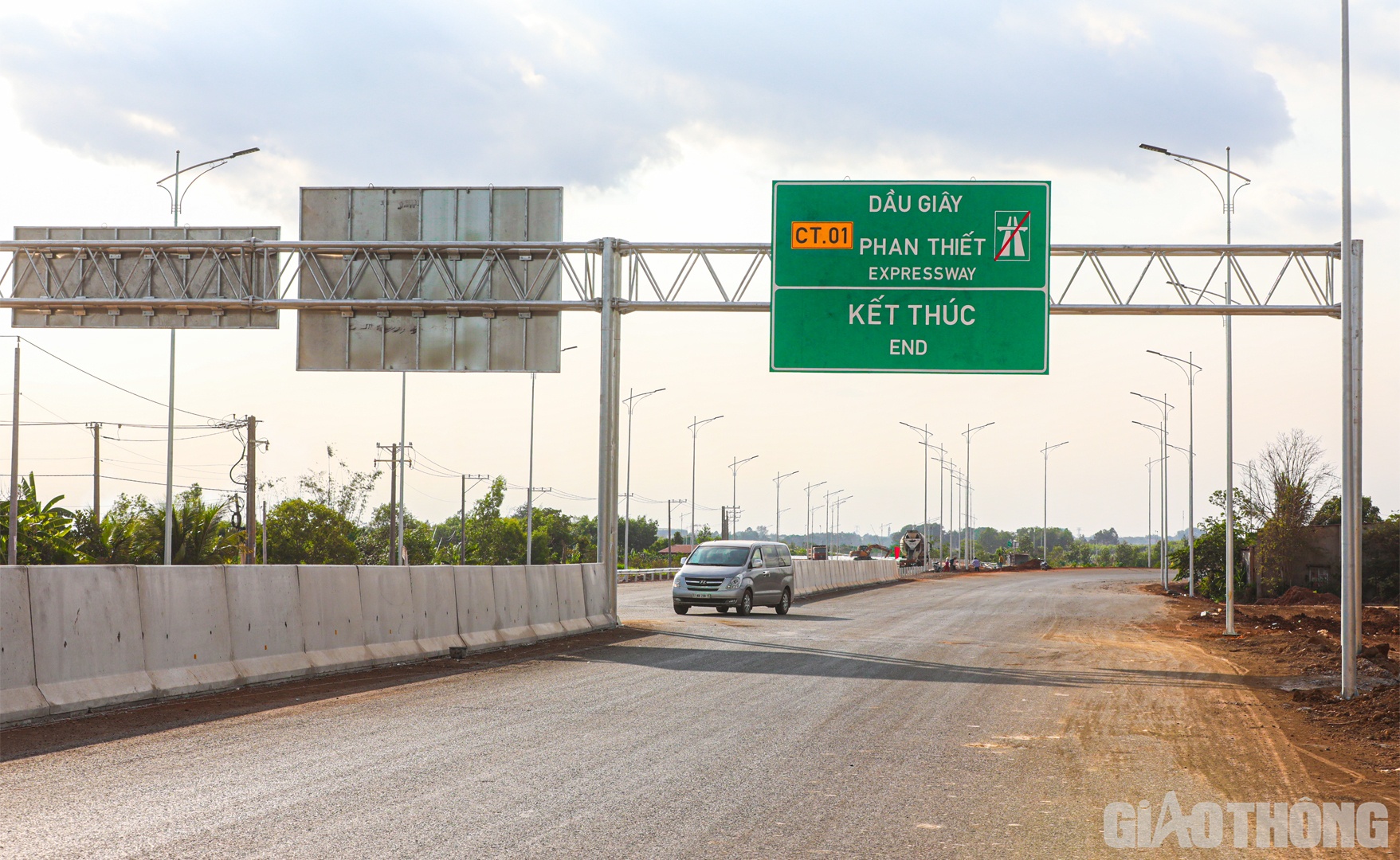 Khối lượng một số hạng mục ch&iacute;nh c&ograve;n lại gồm: gần 8 km b&ecirc; t&ocirc;ng nhựa C12.5; hơn 16 km VTO (b&ecirc; t&ocirc;ng nhựa tạo nh&aacute;m); hơn 1 km lắp đặt dải ph&acirc;n c&aacute;ch; gần 20 km hộ lan; hệ thống biển b&aacute;o giao th&ocirc;ng, sơn kẻ đường; c&aacute;c đường gom, đường ngang d&acirc;n sinh