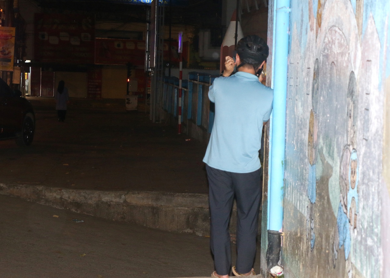 Sau khi được lực lượng CSGT thông báo lỗi vi phạm, lái xe bỏ ra ngoài, liên tục gọi điện "cầu cứu" người thân. Tuy nhiên, với sự cương quyết của lực lượng CSGT, lái xe buộc phải kí biên bản.