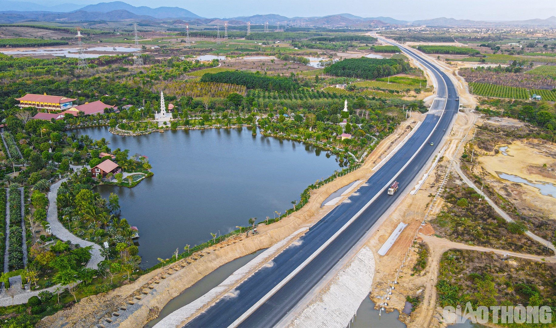 Với tinh thần quyết t&acirc;m v&agrave; sự tập trung cao nhất, thời gian cao điểm (th&aacute;ng 12/2022), lượng tiền được ban điều h&agrave;nh nh&agrave; thầu Cienco4 đề xuất &ldquo;r&oacute;t&rdquo; cho c&ocirc;ng trường l&ecirc;n đến hơn 20 tỷ đồng, gấp hơn 3 lần so với thời điểm th&ocirc;ng thường (7 - 8 tỷ đồng)