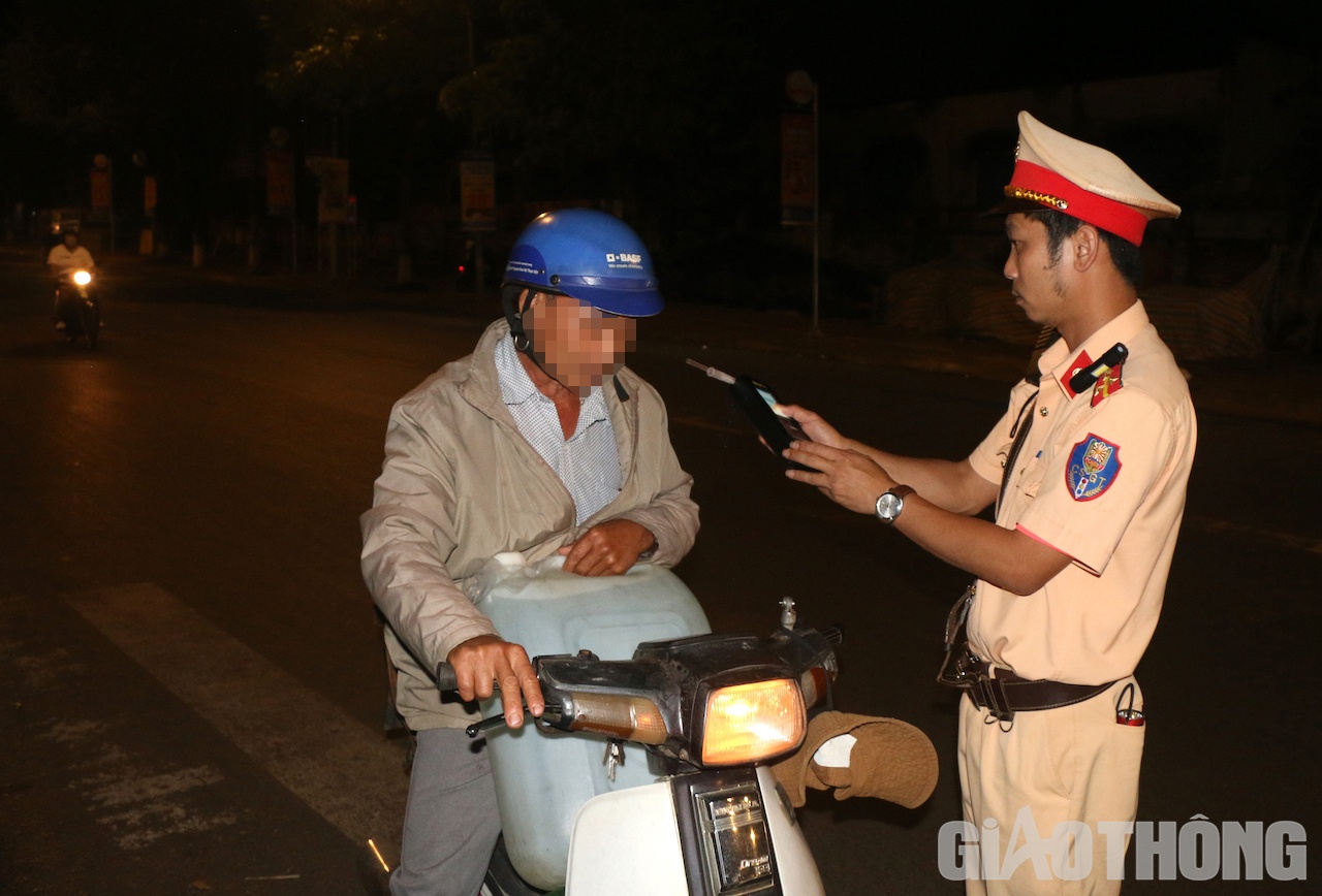 Bốn tổ CSGT thực hiện xử lý vào thời gian cao điểm từ 19h đến 23h các ngày. Theo Phòng CSGT, đây là thời điểm người điều khiển phương tiện sử dụng rượu bia rồi lái xe tham gia giao thông, là một trong những nguyên nhân dễ dẫn đến TNGT.