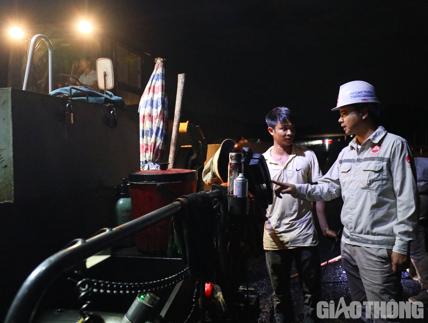 &ldquo;Thời điểm hiện tại, 160 đầu m&aacute;y, thiết bị với 240 kỹ sư, c&ocirc;ng nh&acirc;n đang được C&ocirc;ng ty Phương Th&agrave;nh tập trung cho dự &aacute;n. Mục ti&ecirc;u đặt ra trước ng&agrave;y 20/4, to&agrave;n bộ lớp b&ecirc; t&ocirc;ng nhựa cuối c&ugrave;ng v&agrave; c&aacute;c hạng mục dải ph&acirc;n c&aacute;ch, h&agrave;ng r&agrave;o, t&ocirc;n s&oacute;ng,&hellip; sẽ được ho&agrave;n th&agrave;nh, đ&aacute;p ứng điều kiện th&ocirc;ng xe, đưa tuyến cao tốc Phan Thiết - Dầu Gi&acirc;y v&agrave;o khai th&aacute;c trước ng&agrave;y 30/4 theo đ&uacute;ng chỉ đạo của Thủ tướng Ch&iacute;nh phủ v&agrave; Bộ GTVT&rdquo;, &ocirc;ng Trần B&aacute; Lu&acirc;n (b&ecirc;n phải), Chỉ huy trưởng g&oacute;i thầu 2-XL thuộc C&ocirc;ng ty Phương Th&agrave;nh chia sẻ