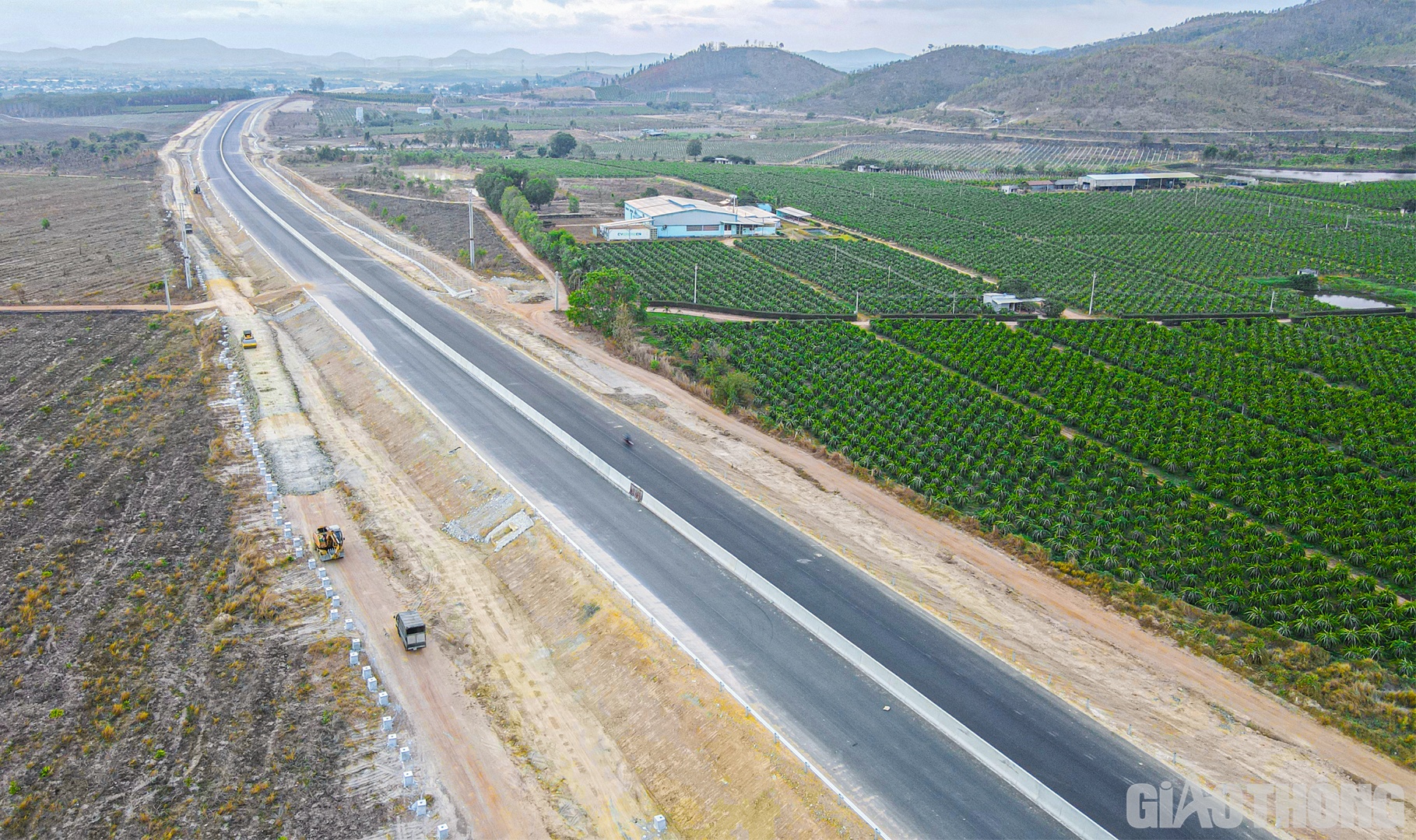 &ldquo;Đảm bảo thời gian th&ocirc;ng xe trước ng&agrave;y 30/4/2023, Tập đo&agrave;n Cienco4 đ&atilde; x&acirc;y dựng kế hoạch chi tiết đối với tất cả c&aacute;c hạng mục, huy động bổ sung th&ecirc;m m&aacute;y m&oacute;c, thiết bị, tăng nh&acirc;n lực tăng từ 2 - 3 lần để phục vụ thi c&ocirc;ng đường gom, ho&agrave;n thiện c&ocirc;ng t&aacute;c phụ trợ như: r&atilde;nh dọc, h&agrave;ng r&agrave;o th&eacute;p gai,&hellip; Mục ti&ecirc;u đến ng&agrave;y 20/4 sẽ ho&agrave;n th&agrave;nh hạng mục b&ecirc; t&ocirc;ng nhựa tạo nh&aacute;m; hạng mục đường gom đến ng&agrave;y 25/4&rdquo;, &ocirc;ng Sơn n&oacute;i