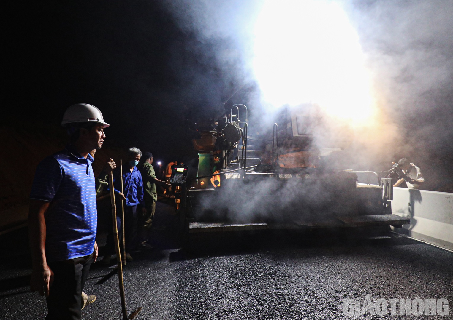 Trao đổi với B&aacute;o Giao th&ocirc;ng, &ocirc;ng Phạm Quốc Huy, Gi&aacute;m đốc điều h&agrave;nh dự &aacute;n đoạn Vĩnh Hảo - Phan Thiết (ngo&agrave;i c&ugrave;ng b&ecirc;n tr&aacute;i), t&iacute;nh đến nay, sản lượng thi c&ocirc;ng dự &aacute;n đ&atilde; đạt hơn 81% gi&aacute; trị c&aacute;c hợp đồng. Để tuyến cao tốc đ&aacute;p ứng đưa v&agrave;o khai th&aacute;c trước ng&agrave;y 30/4, c&ocirc;ng t&aacute;c thảm b&ecirc; t&ocirc;ng nhựa tr&ecirc;n to&agrave;n tuyến sẽ ho&agrave;n th&agrave;nh trước ng&agrave;y 20/4, hạng mục ATGT sẽ th&agrave;nh trước ng&agrave;y 25/4