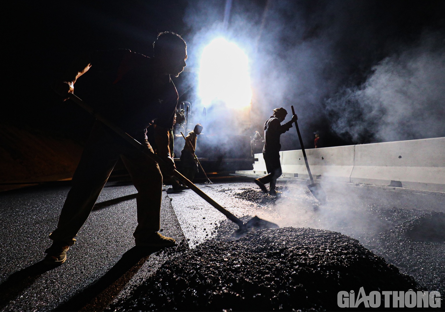 &Ocirc;ng Nguyễn C&ocirc;ng &Yacute;, Chỉ huy trưởng g&oacute;i thầu XL4 thuộc nh&agrave; thầu Vinaconex cho biết, với sản lượng thực hiện từ 3.000 - 4.000 m3 b&ecirc; t&ocirc;ng nhựa/ng&agrave;y như hiện nay, c&ocirc;ng t&aacute;c thảm lớp nhựa cuối c&ugrave;ng của g&oacute;i thầu sẽ về đ&iacute;ch trước ng&agrave;y 15/4