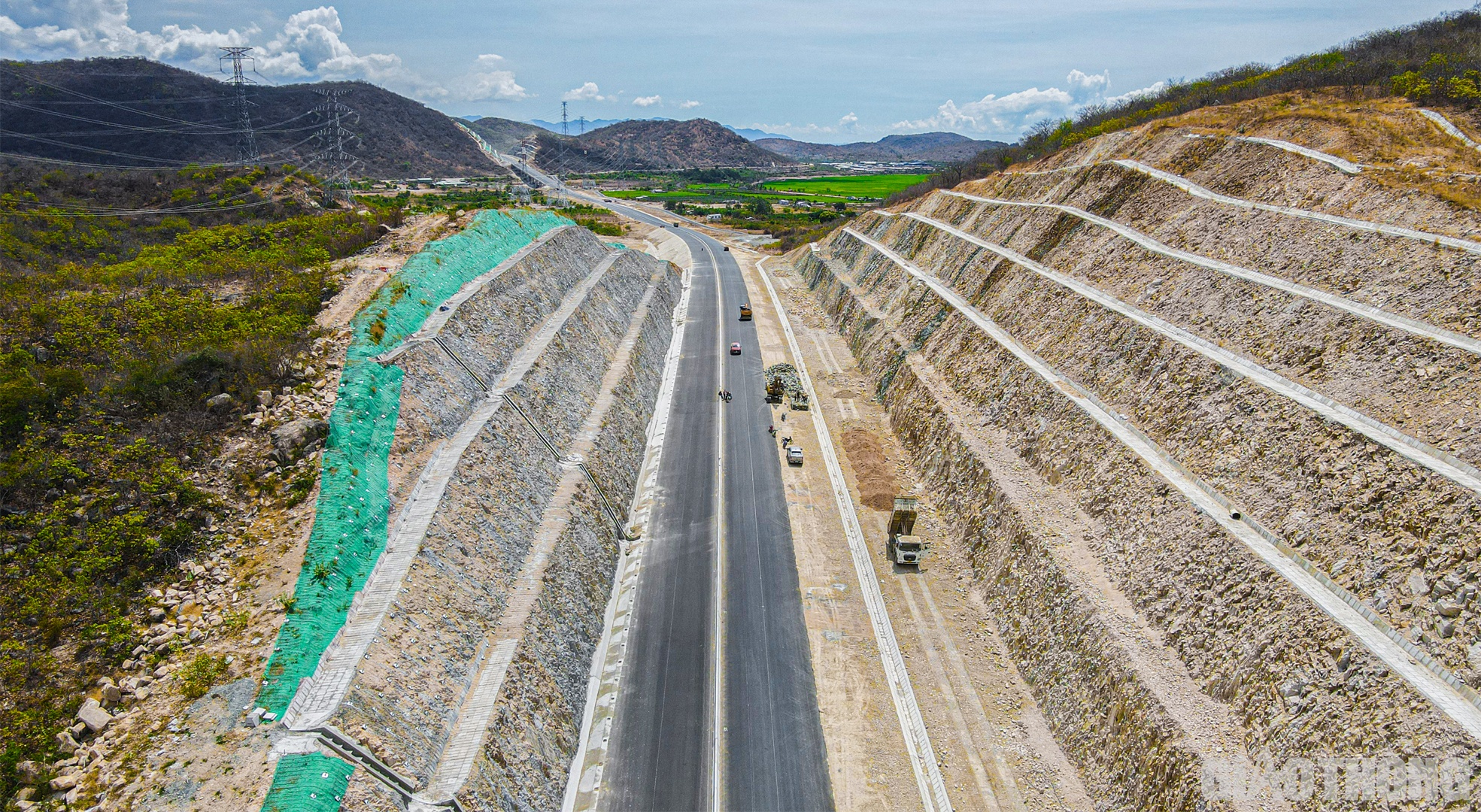 Quả đồi số 3 g&oacute;i thầu XL1 dự &aacute;n Vĩnh Hảo - Phan Thiết c&oacute; lượng đ&aacute; thi c&ocirc;ng nhiều thứ hai với khoảng 600.000 m3, tiếp đến l&agrave; quả đồi số 1 v&agrave; số 4 c&oacute; lượng đ&aacute; cần phải thi c&ocirc;ng khoảng 200.000 m3/đồi