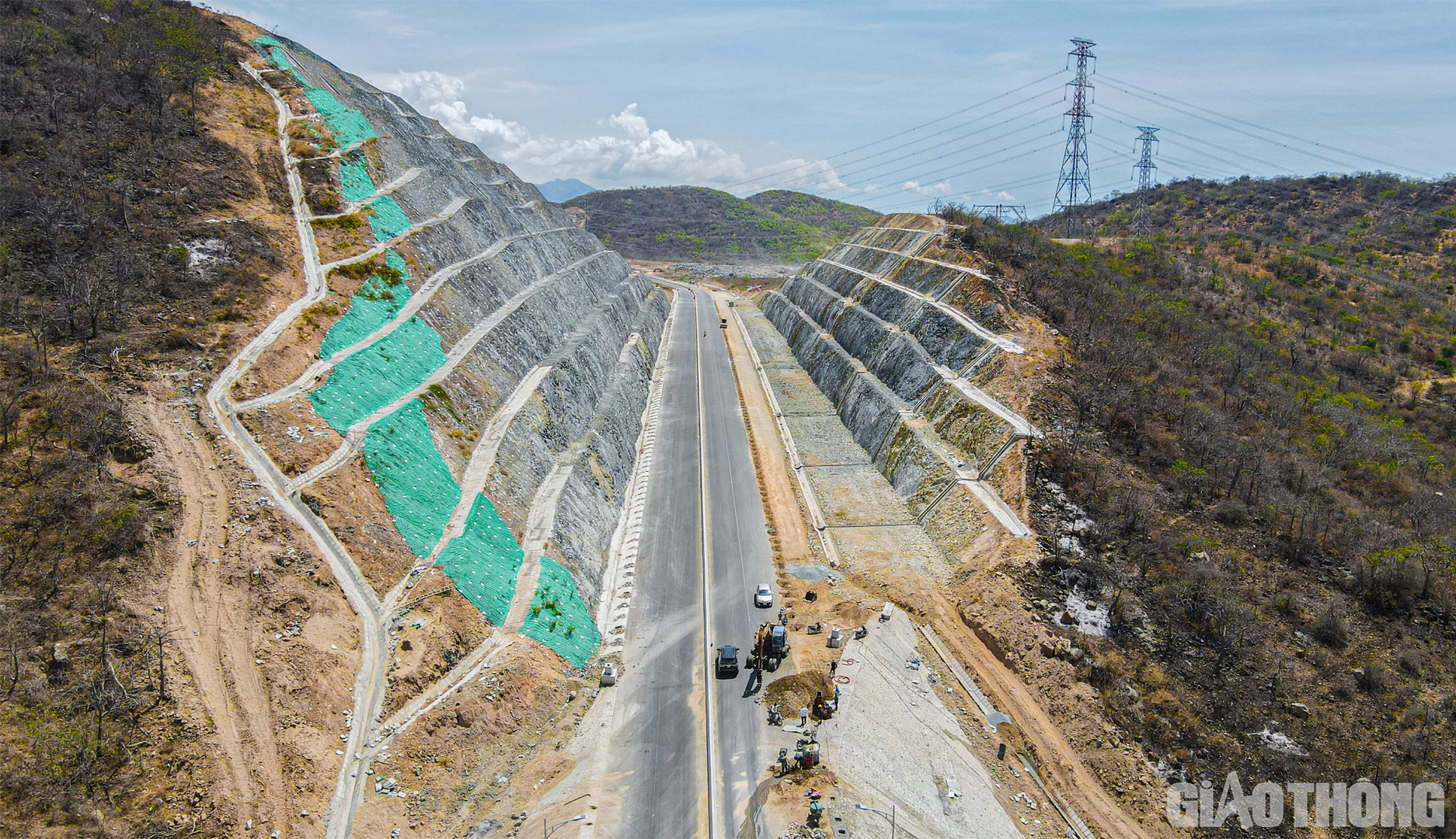 Tr&ecirc;n phạm vi g&oacute;i thầu XL1 c&oacute; 4 quả đồi nằm rải r&aacute;c, chia 20 km tuyến th&agrave;nh 8 đoạn thi c&ocirc;ng độc lập. Trong đ&oacute;, quả đồi số 2 phải thi c&ocirc;ng lượng đ&aacute; lớn nhất (1 triệu m3).