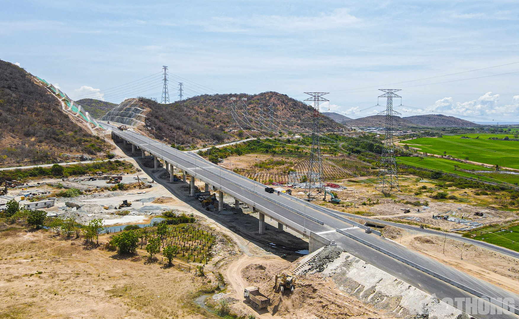 Tr&ecirc;n phạm vi g&oacute;i thầu XL1, 20 km tuyến ch&iacute;nh đi qua 4 đồi đ&aacute; đ&atilde; cơ bản được ho&agrave;n th&agrave;nh