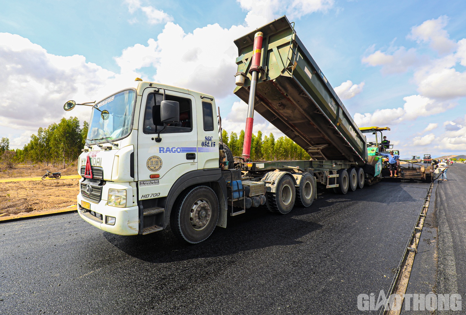 Tại g&oacute;i thầu XL3 dự &aacute;n Vĩnh Hảo - Phan Thiết, c&ocirc;ng t&aacute;c thảm b&ecirc; t&ocirc;ng nhựa cũng đang được tăng tốc