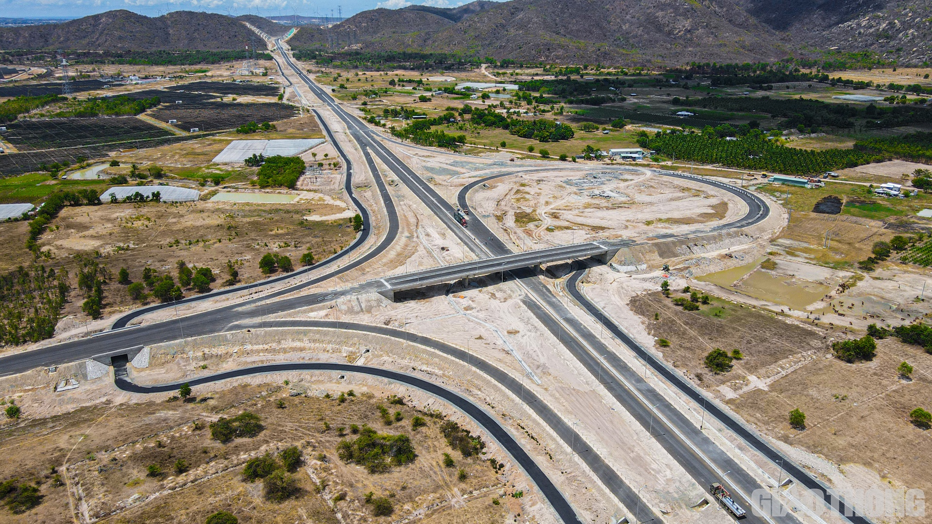 &ldquo;Hiện nay, với sự v&agrave;o cuộc quyết liệt kh&ocirc;ng kể ng&agrave;y, đ&ecirc;m của c&aacute;c nh&agrave; thầu, khối lượng giải ng&acirc;n của dự &aacute;n tăng hơn so với kế hoạch đặt ra khoảng 150%. Ri&ecirc;ng trong th&aacute;ng 4, khối lượng giải ng&acirc;n dự kiến tăng 200% so với đăng k&yacute; của Ban QLDA với Bộ GTVT&rdquo;, &ocirc;ng Huy chia sẻ