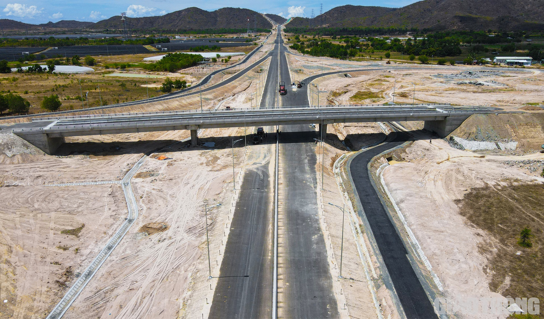 C&aacute;c c&ocirc;ng tr&igrave;nh cầu ch&iacute;nh tuyến v&agrave; cầu vượt ngang sẽ được Tổng c&ocirc;ng ty Thăng Long đưa về đ&iacute;ch trước ng&agrave;y 15/4