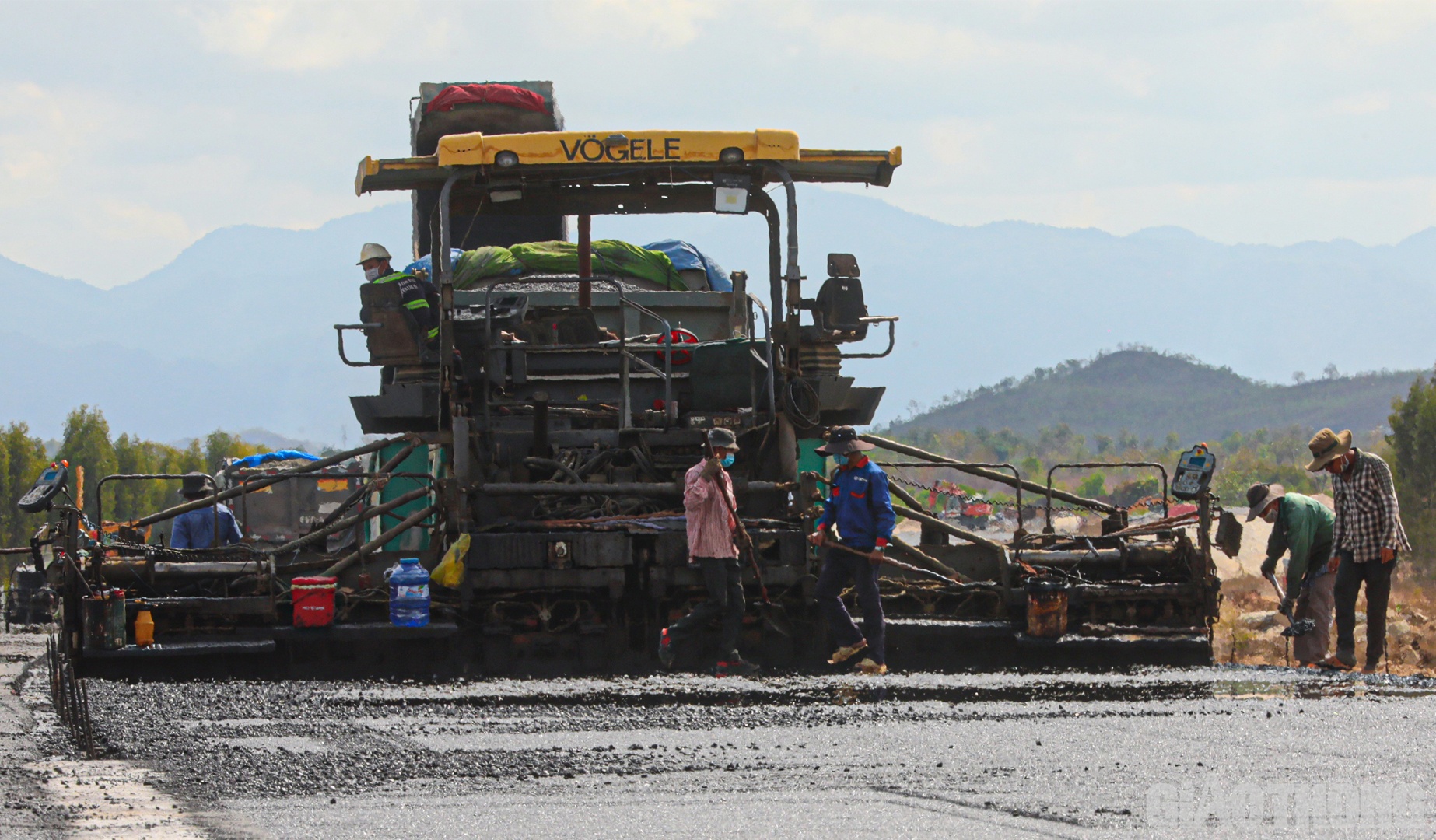 Bất chấp thời tiết nắng n&oacute;ng, những d&acirc;y chuyền thảm của Li&ecirc;n danh Tập đo&agrave;n Ph&uacute;c Lộc - Cienco8 vẫn duy tr&igrave; đến hơn 12h trưa để đảm bảo tiến độ về đ&iacute;ch trước ng&agrave;y 30/4