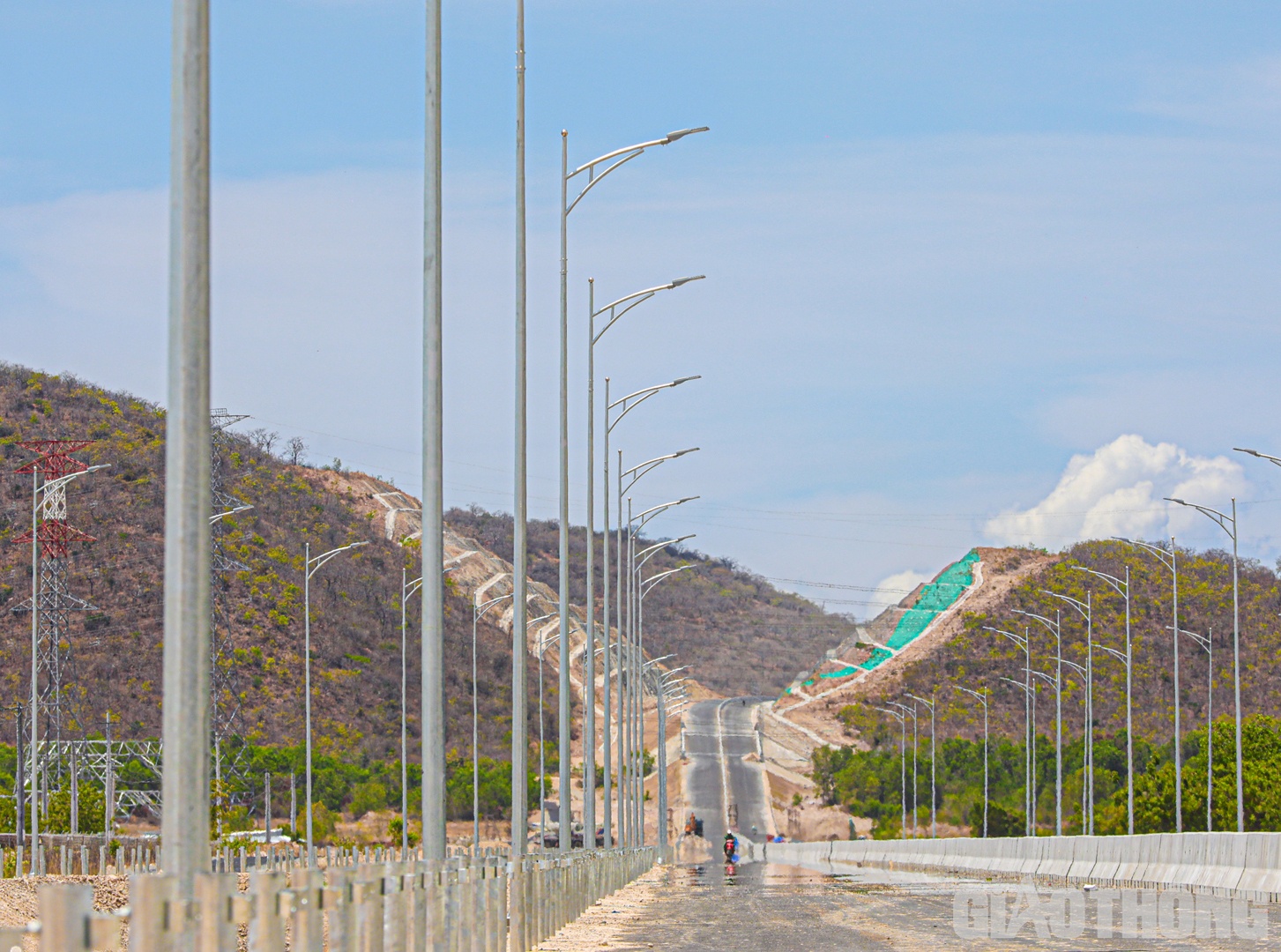 Đảm nhận thi c&ocirc;ng to&agrave;n bộ hạng mục ATGT g&oacute;i thầu XL1, 7 km đường v&agrave; 3 cầu vượt ngang, 4 cầu tuyến ch&iacute;nh, &ocirc;ng Ng&ocirc; Sỹ Danh, Chỉ huy trưởng thuộc Tổng c&ocirc;ng ty Thăng Long cho biết, t&iacute;nh đến nay, sản lượng thi c&ocirc;ng hệ thống ATGT đ&atilde; đạt 40%, khối lượng thảm b&ecirc; t&ocirc;ng nhựa C12,5 c&ograve;n 2,5 km sẽ được ho&agrave;n th&agrave;nh trước ng&agrave;y 20/4