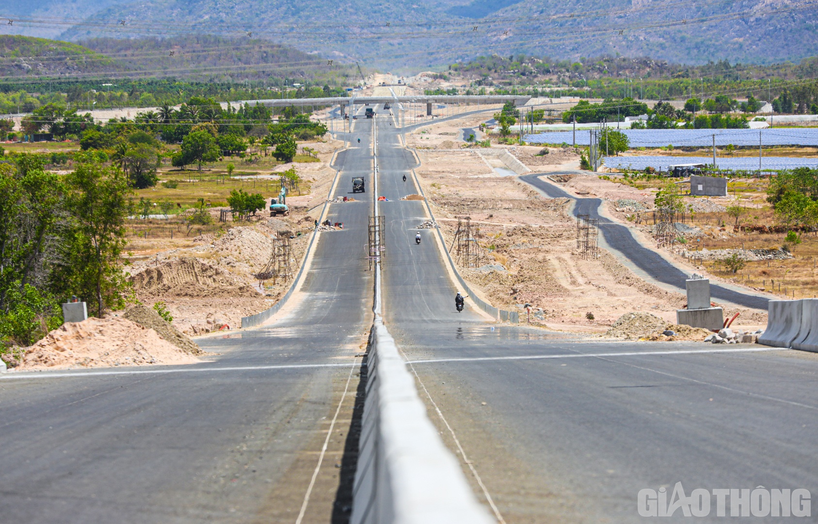 Khối lượng c&ocirc;ng việc c&ograve;n lại chủ yếu tập trung v&agrave;o hệ thống ATGT, đường ngang, đường gom d&acirc;n sinh, hệ thống tho&aacute;t nước,&hellip; Để ho&agrave;n th&agrave;nh khối lượng c&ocirc;ng việc c&ograve;n lại, Li&ecirc;n danh Tổng c&ocirc;ng ty Thăng Long - C&ocirc;ng ty CP Đạt Phương - C&ocirc;ng ty TNHH X&acirc;y dựng Tự Lập, mỗi nh&agrave; thầu đang huy động tối đa nh&acirc;n lực, m&aacute;y m&oacute;c thiết bị thi c&ocirc;ng &ldquo;3 ca, 4 k&iacute;p&rdquo;