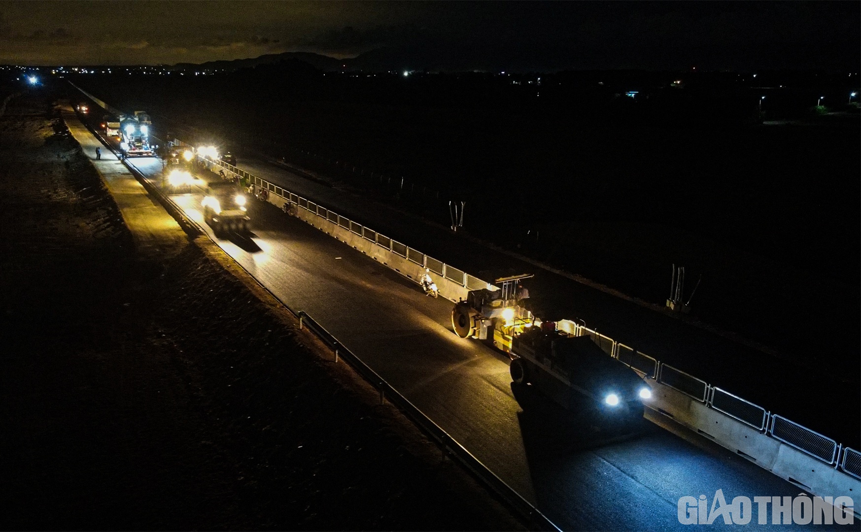 Thường trực tr&ecirc;n c&ocirc;ng địa g&oacute;i thầu XL4 c&ograve;n l&agrave; những đ&ecirc;m &ldquo;chong đ&egrave;n&rdquo; rải thảm với những người c&ocirc;ng nh&acirc;n &aacute;o ướt đẫm mồ h&ocirc;i. Mỗi chuyến b&ecirc; t&ocirc;ng nhựa được đưa v&agrave;o m&aacute;y rải, chẳng cần khẩu trang hay đồ bảo hộ cầu kỳ, họ lại lao v&agrave;o khớp nối với d&acirc;y chuyền, đảm bảo những lớp thảm được trải sẽ đạt chất lượng tốt nhất