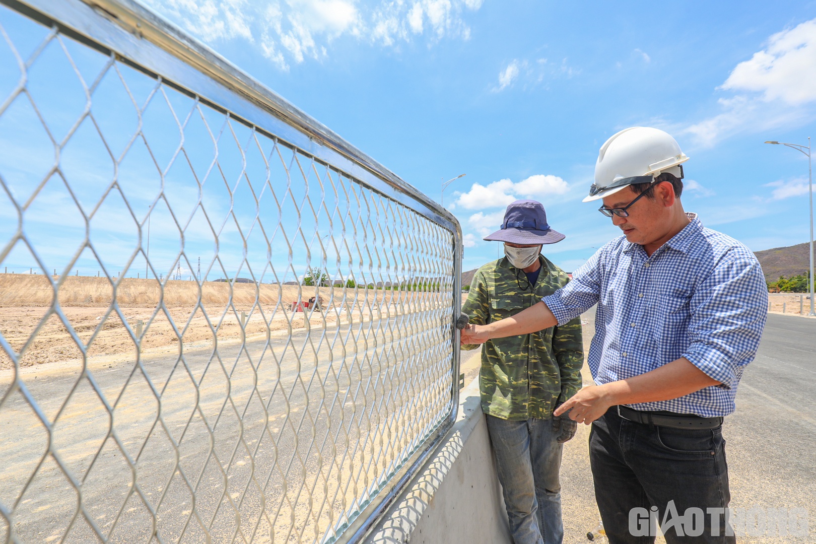 &Ocirc;ng L&ecirc; Anh Tuấn (&aacute;o xanh),Chỉ huy trưởng g&oacute;i thầu XL1 cho biết, t&iacute;nh đến nay, sản lượng thi c&ocirc;ng g&oacute;i thầu đạt hơn 90% gi&aacute; trị hợp đồng