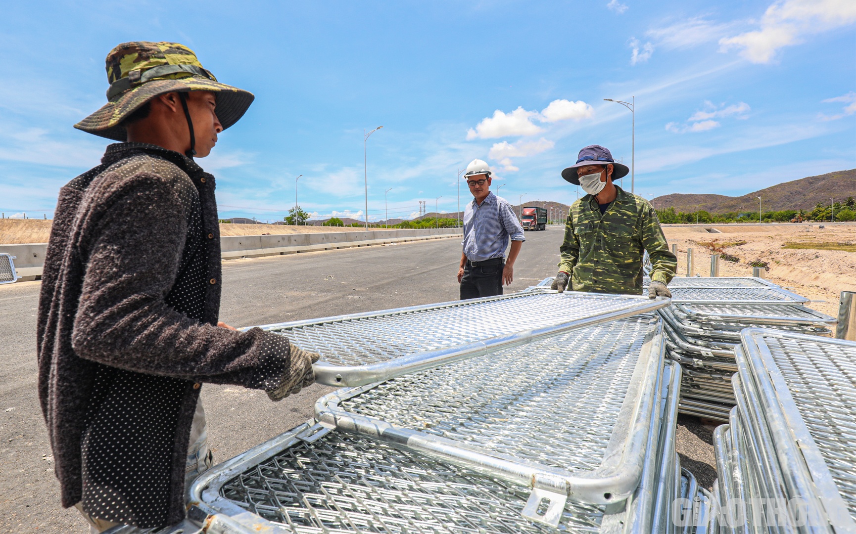 C&ocirc;ng nh&acirc;n Tổng c&ocirc;ng ty Thăng Long thi c&ocirc;ng lắp đặt lưới chống ch&oacute;i tại g&oacute;i thầu XL1 dự &aacute;n Vĩnh Hảo - Phan Thiết