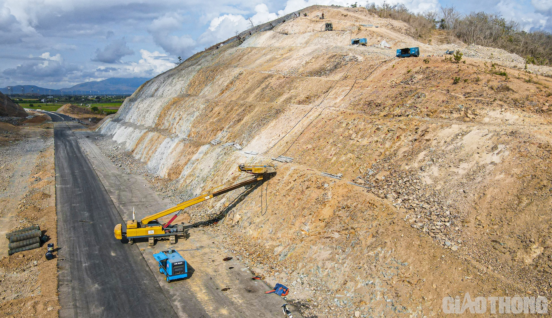 Nằm ở cuối tuyến, gần 50 km cao tốc Vĩnh Hảo - Phan Thiết cũng đang được Tổng c&ocirc;ng ty Vinaconex v&agrave; đơn vị li&ecirc;n danh đẩy nhanh tiến độ