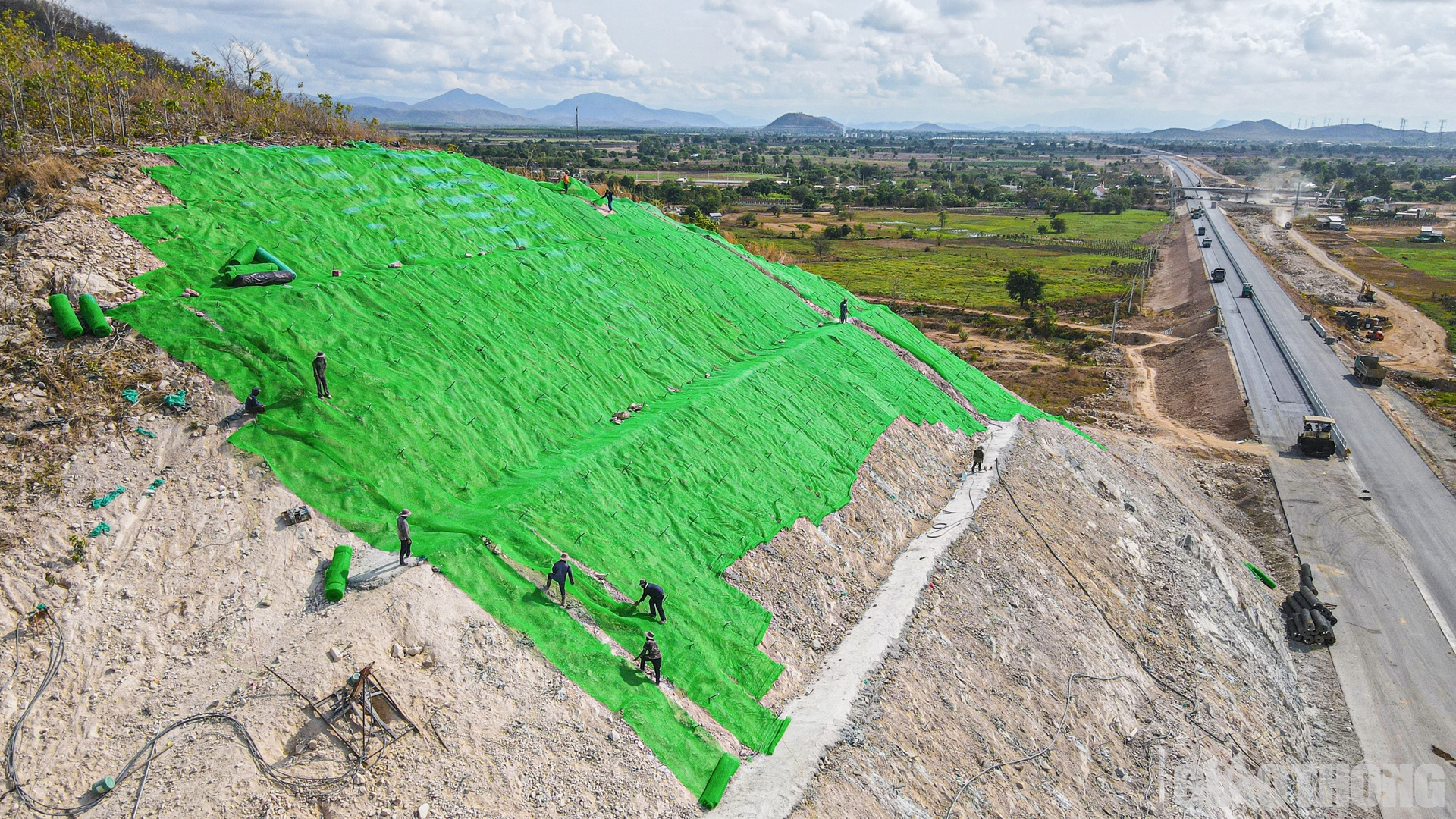 C&aacute;c đồi đ&aacute; khu vực n&uacute;i Chấn Long (Km199 - Km201) thuộc g&oacute;i XL4 được gia cố m&aacute;i taluy bằng hệ lưới sức kh&aacute;ng để đảm bảo an to&agrave;n kỹ thuật