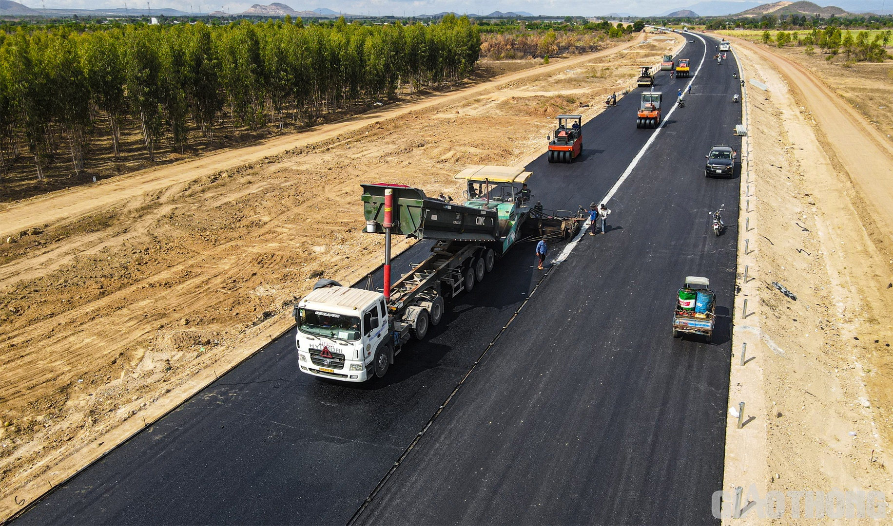 Những ng&agrave;y đầu th&aacute;ng 4/2023, thời điểm c&aacute;n đ&iacute;ch chỉ c&ograve;n c&aacute;ch chưa đầy một th&aacute;ng, kh&ocirc;ng kh&iacute; thi c&ocirc;ng tr&ecirc;n cao tốc Bắc - Nam đoạn Vĩnh Hảo - Phan Thiết c&agrave;ng th&ecirc;m cấp tập