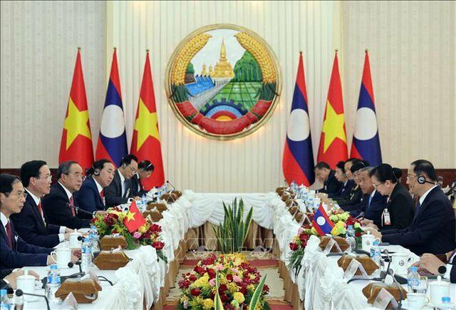 Trước đ&oacute;, c&ugrave;ng ng&agrave;y, trong khu&ocirc;n khổ chuyến thăm ch&iacute;nh thức L&agrave;o, Chủ tịch nước V&otilde; Văn Thưởng đ&atilde; hội kiến thủ tướng L&agrave;o. . Hai b&ecirc;n cũng đ&aacute;nh gi&aacute; cao việc nhiều dự &aacute;n hợp t&aacute;c ti&ecirc;u biểu đ&atilde; ho&agrave;n th&agrave;nh, đi v&agrave;o b&agrave;n giao v&agrave; nhất tr&iacute; cần tiếp tục th&uacute;c đẩy một số dự &aacute;n trọng điểm kh&aacute;c. Hai b&ecirc;n phấn đấu tạo m&ocirc;i trường thuận lợi, minh bạch cho hợp t&aacute;c đầu tư; đẩy mạnh hợp t&aacute;c gi&aacute;o dục-đ&agrave;o tạo, hợp t&aacute;c khoa học, đổi mới s&aacute;ng tạo, th&uacute;c đẩy hợp t&aacute;c về chuyển đổi số giữa c&aacute;c cơ quan quản l&yacute; Nh&agrave; nước v&agrave; giữa c&aacute;c doanh nghiệp trong lĩnh vực n&agrave;y. Tăng cường hợp t&aacute;c giữa c&aacute;c địa phương, nhất l&agrave; c&aacute;c địa phương tại bi&ecirc;n giới.