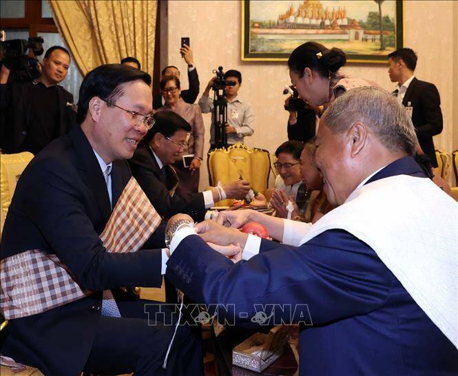 Nghi lễ buộc chỉ cổ tay cầu may cho Chủ tịch nước V&otilde; Văn Thưởng nh&acirc;n dịp Tết cổ truyền Bunpimay của L&agrave;o.