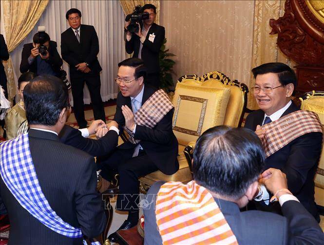 Nghi thức buộc chỉ cổ tay cầu may cho Chủ tịch nước V&otilde; Văn Thưởng v&agrave; Tổng B&iacute; thư, Chủ tịch nước L&agrave;o Thongloun Sisoulith nh&acirc;n dịp Tết cổ truyền Bunpimay của L&agrave;o.