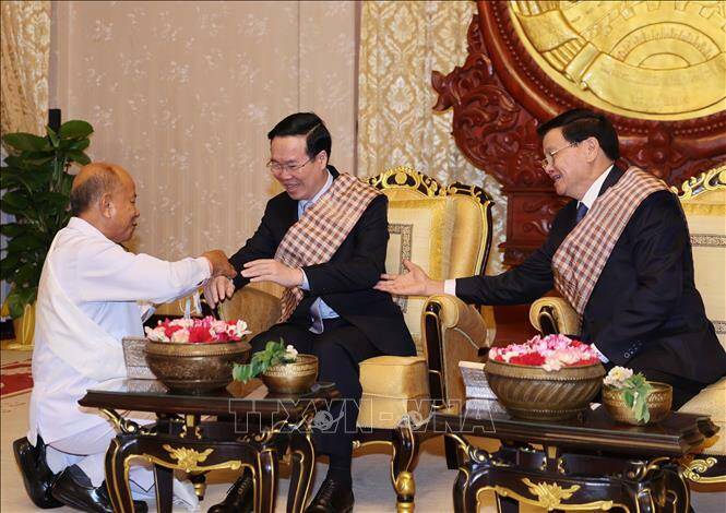 Nghi lễ buộc chỉ cổ tay cầu may cho Chủ tịch nước V&otilde; Văn Thưởng nh&acirc;n dịp Tết cổ truyền Bunpimay của L&agrave;o.