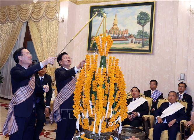 Chiều 10/4/2023, tại Thủ đ&ocirc; Vientiane, Chủ tịch nước V&otilde; Văn Thưởng v&agrave; Tổng B&iacute; thư, Chủ tịch nước L&agrave;o Thongloun Sisoulith dự Lễ buộc chỉ cổ tay cầu may nh&acirc;n dịp Tết cổ truyền Bunpimay của L&agrave;o. Tối c&ugrave;ng ng&agrave;y, Tổng B&iacute; thư, Chủ tịch nước L&agrave;o Thongloun Sisoulith chủ tr&igrave; tiệc chi&ecirc;u đ&atilde;i trọng thể ch&agrave;o mừng Chủ tịch nước V&otilde; Văn Thưởng c&ugrave;ng Đo&agrave;n đại biểu cấp cao Việt Nam thăm ch&iacute;nh thức L&agrave;o.