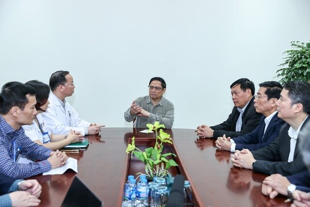 Từ thực tiễn, Thủ tướng cho rằng cần nghi&ecirc;n cứu c&aacute;c quy định đặc th&ugrave; ph&ugrave; hợp với c&aacute;c bệnh viện như Bệnh viện Bạch Mai, Bệnh viện Nhi, Bệnh viện Nhiệt đới; lu&ocirc;n sẵn s&agrave;ng ứng ph&oacute; với mọi diễn biến c&oacute; thể xảy ra.
Bộ Y tế v&agrave; c&aacute;c cơ quan li&ecirc;n quan tổ chức họp ngay trong tuần để giao quyền tự chủ cho Bệnh viện Nhiệt đới; khẩn trương giải quyết c&aacute;c vấn đề li&ecirc;n quan tới sinh phẩm, thuốc&hellip; ph&ograve;ng chống Covid-19 của Bệnh viện.