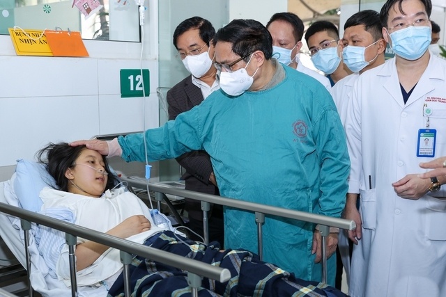 Lắng nghe c&aacute;c &yacute; kiến v&agrave; đề nghị l&atilde;nh đạo c&aacute;c bộ, ng&agrave;nh giải đ&aacute;p, l&agrave;m r&otilde; nhiều nội dung, Thủ tướng biểu dương nỗ lực v&agrave; kết quả rất đ&aacute;ng tr&acirc;n trọng m&agrave; c&aacute;c bệnh viện đ&atilde; đạt được thời gian qua.