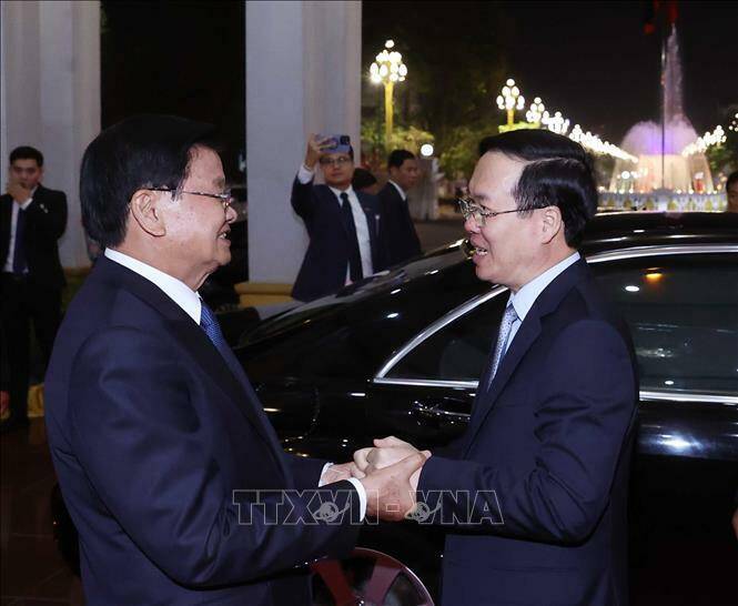 Tổng B&iacute; thư, Chủ tịch nước L&agrave;o Thongloun Sisoulith tiễn Chủ tịch nước V&otilde; Văn Thưởng.