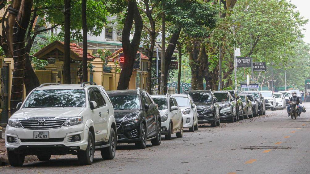 Tình trạng thiếu trầm trọng chỗ đỗ ô tô tại các khu vực có nhiều nhà chung cư đang trở thành bài toán nan giải ở Thủ đô. Vì không có chỗ đỗ, các chủ xe ô tô tùy tiện đỗ dưới lòng đường, vỉa hè. Ảnh: Xe ô tô đỗ hàng dài dưới lòng các tuyến đường xung quanh khu vực chung cư HH Linh Đàm, quận Hoàng Mai, Hà Nội.