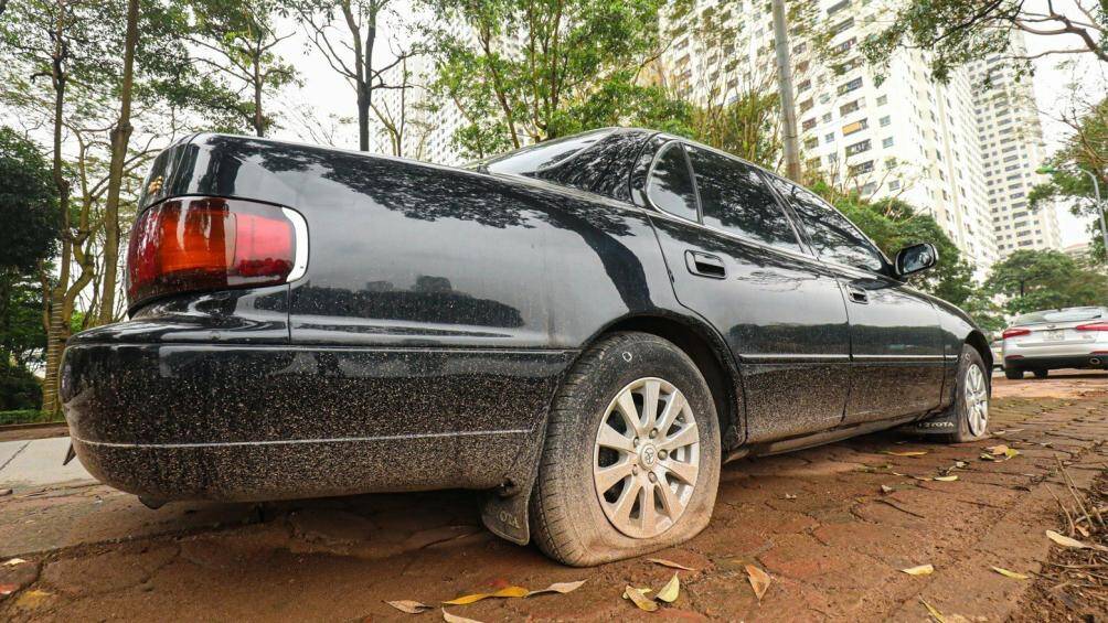 Đại diện lãnh đạo UBND phường Hoàng Liệt cho biết, một số khu chung cư như Kim Văn - Kim Lũ, HH Linh Đàm cao tới 40 tầng nhưng chỉ có 1 tầng hầm gửi xe máy, không có tầng hầm gửi ô tô nên các xe đỗ tùy tiện, gây khó khăn cho công tác quản lý của chính quyền.
Trong ảnh là chiếc xe ô tô đỗ ở vỉa hè bờ hồ Linh Đàm bị chọc thủng lốp.