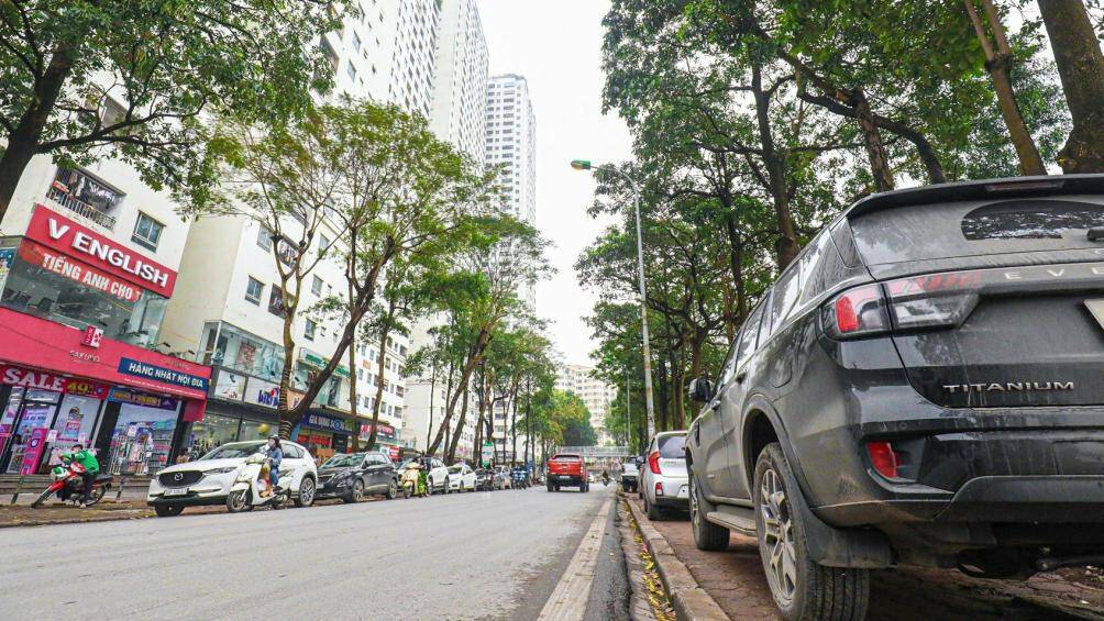 Khu vực bờ hồ Linh Đàm vừa xảy ra vụ hàng chục xe ô tô đỗ trên vỉa hè bị chọc thủng lốp, nhưng các xe ô tô vẫn đỗ kín ở đây.