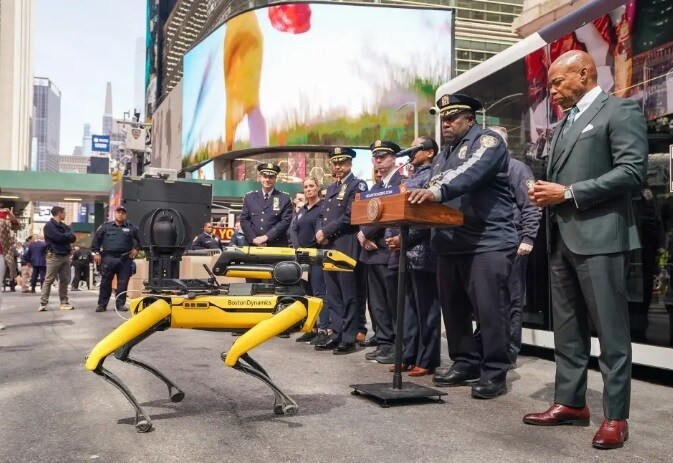 Sở cảnh sát New York (NYPD) vừa công bố kế hoạch triển khai một loạt robot để phòng chống tội phạm như trong phim viễn tưởng.
Trong cuộc họp báo công bố thiết bị công nghệ, Ủy viên Cảnh sát thành phố New York Keechant Sewell và Thị trưởng Eric Adams cho biết, sẽ có ba loại thiết bị công nghệ cao NYPD đưa vào thử nghiệm để tuần tra đảm bảo an toàn ở các nhà ga tàu điện ngầm thành phố cũng như quảng trường Thời đại.