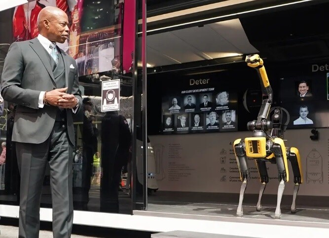 Hai chó robot được trang bị công nghệ phát hiện vũ khí nguy hiểm. Chi phí để vận hành robot sẽ được trích từ tiền thu được sau xử lý tang vật thay vì trích từ ngân sách.