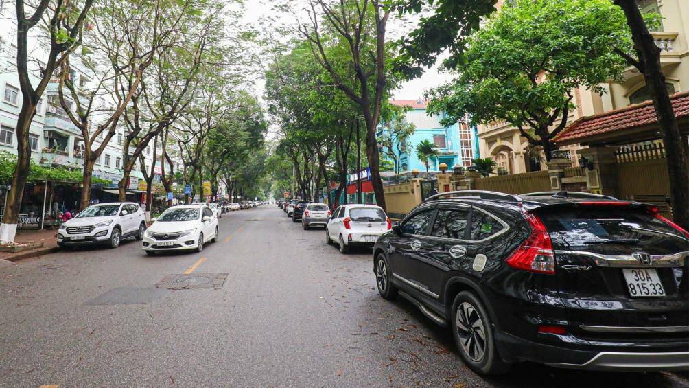 Tại tuyến đường thuộc bán đảo Linh Đàm, do có nhiều quán cafe, ăn uống nên tình trạng xe ô tô đỗ dưới lòng đường rất phổ biến.