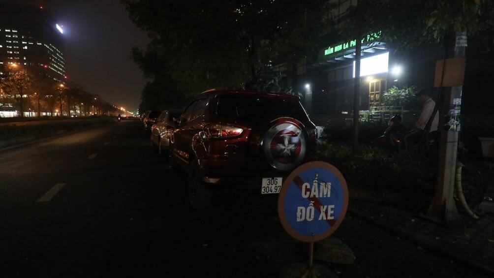 Tại tuyến đường Hoàng Minh Thảo lúc 20h30 ngày 12/4, các xe ô tô vẫn đỗ thành hàng dài.