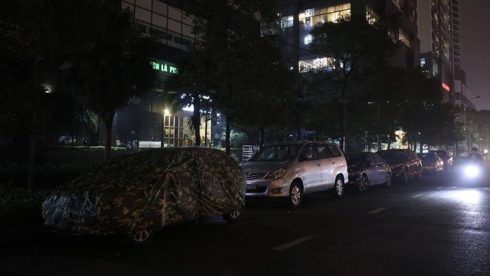 Được biết, theo quy định của Bộ Xây dựng từ năm 2013, đối với chung cư nhà ở thương mại, cứ 100m2 diện tích sử dụng của căn hộ, phải bố trí tối thiểu 20m2 chỗ để xe. Đối với nhà ở xã hội, 100m2 diện tích sử dụng của căn hộ, phải bố trí tối thiểu 12m2 chỗ để xe, kể cả đường nội bộ trong nhà để xe.