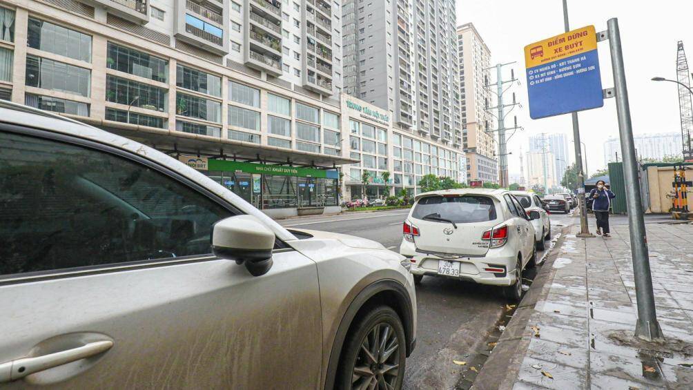 Tại đường Tố Hữu, xe ô tô đỗ dưới lòng đường, ngay tại khu vực điểm chờ xe buýt. Trong trường hợp xe buýt đón khách phải đỗ gần như giữa đường, tiềm ẩn nguy hiểm về ATGT.